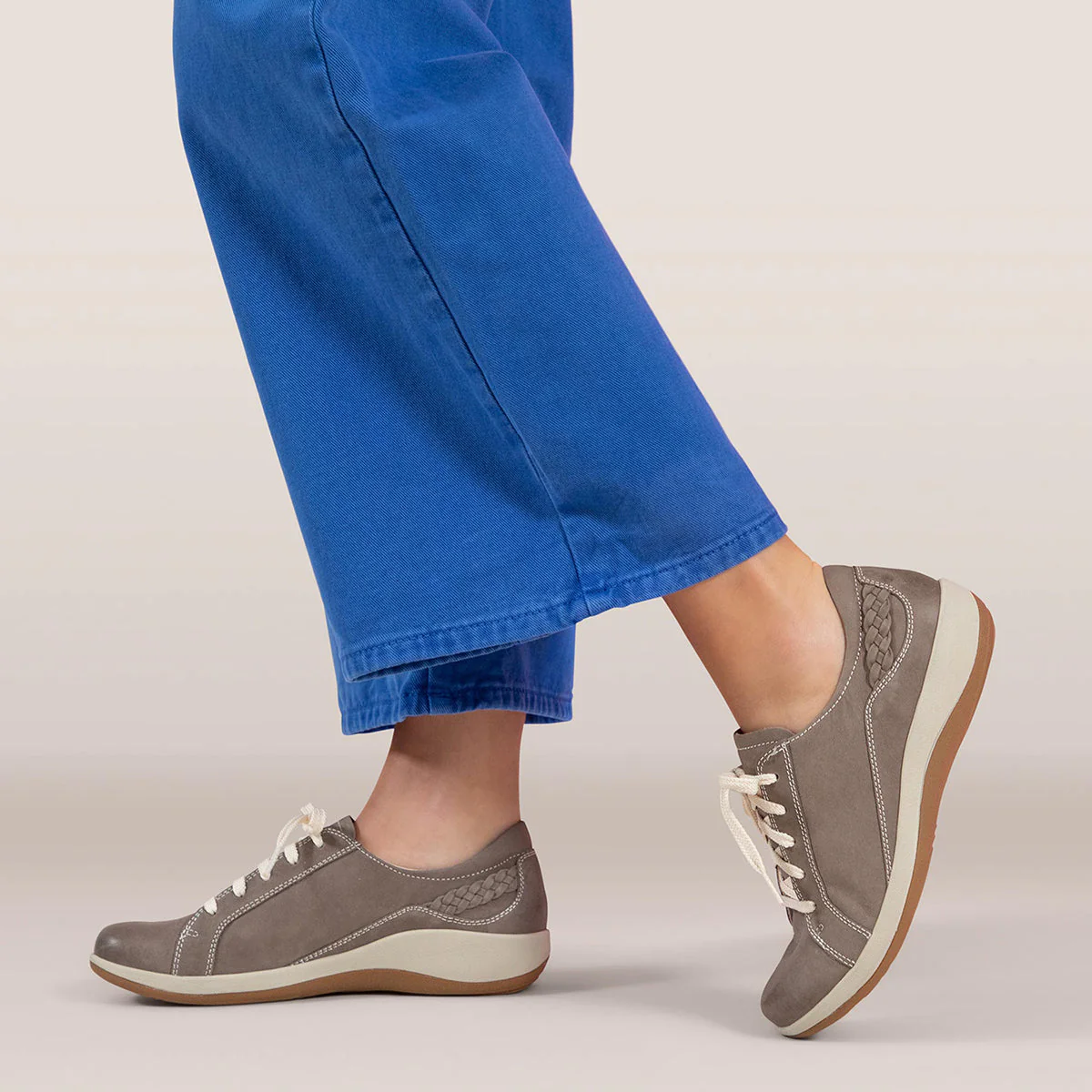 Aetrex Dana Lace Up Shoe in Mushroom - Image 8