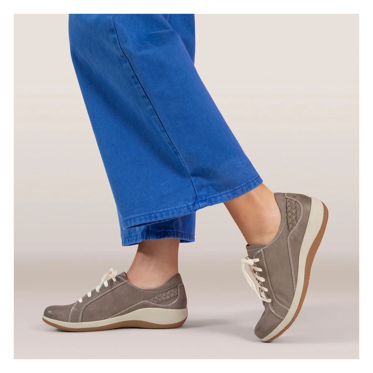 Aetrex Dana Lace Up Shoe in Mushroom - Image 9