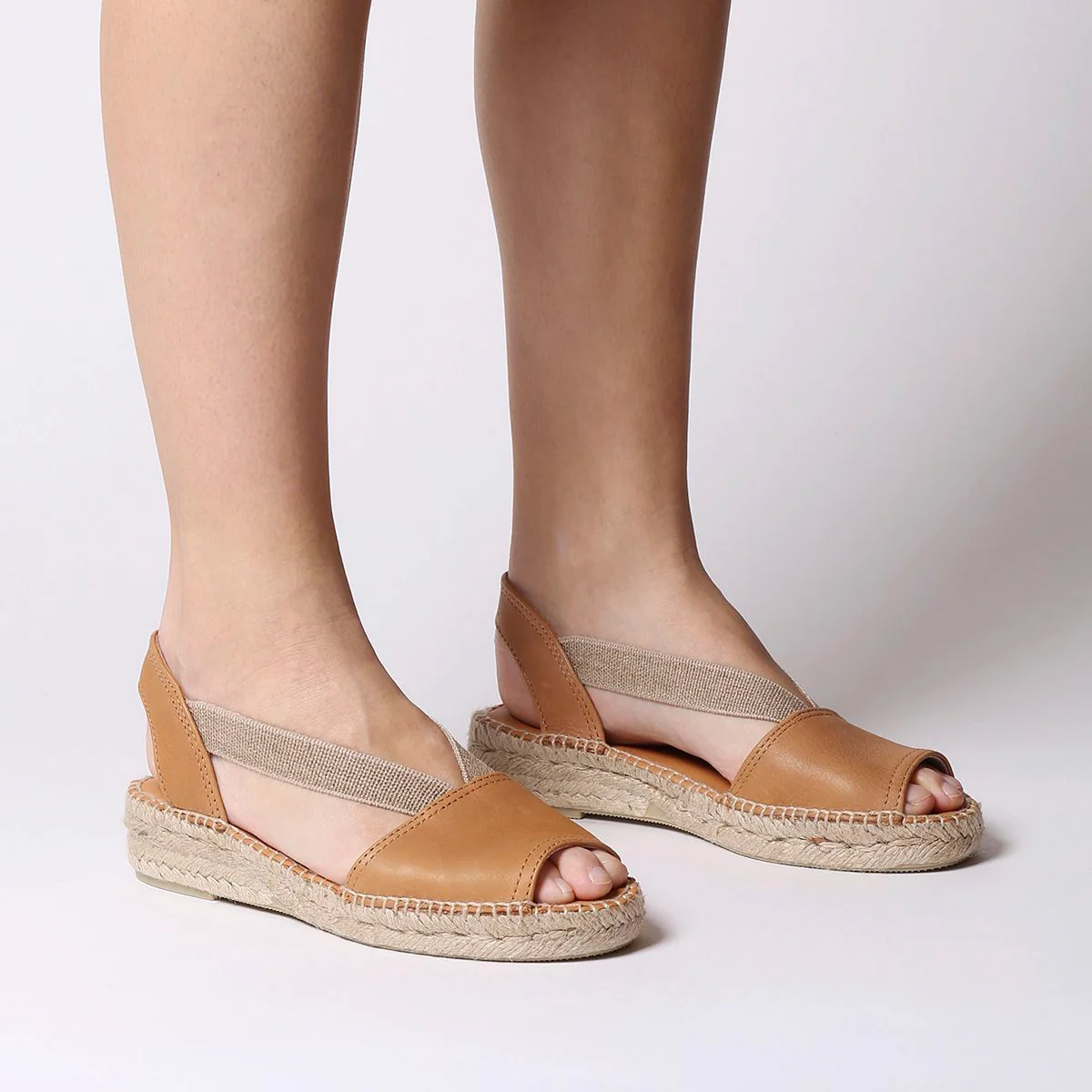 Toni Pons Etna Women's Flat Leather Sandal With Elastics in Cuero - Image 4