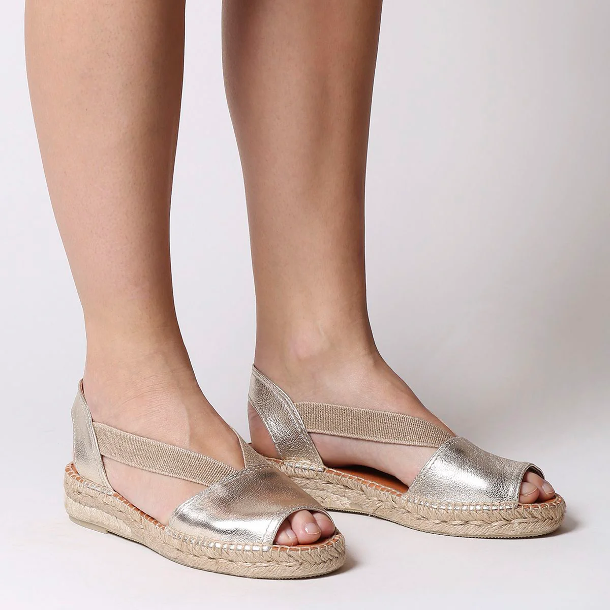 Toni Pons Etna Women's Flat Leather Sandal With Elastics in Platino - Image 3